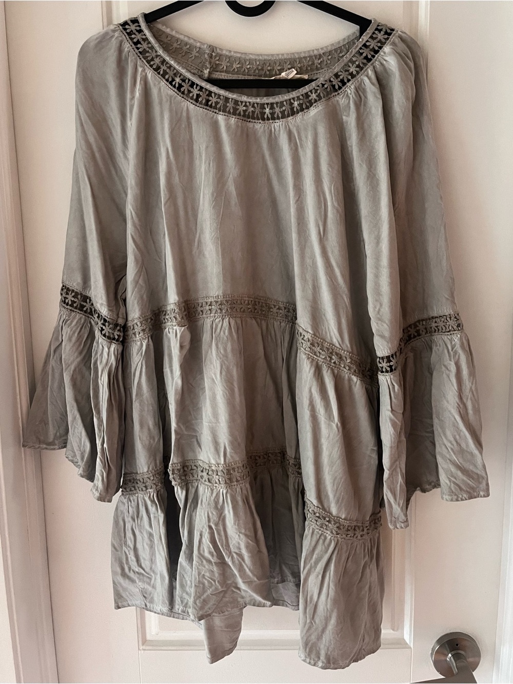Flint & Moss Gray Bohemian Lace Embroidered Flowy Tunic Blouse